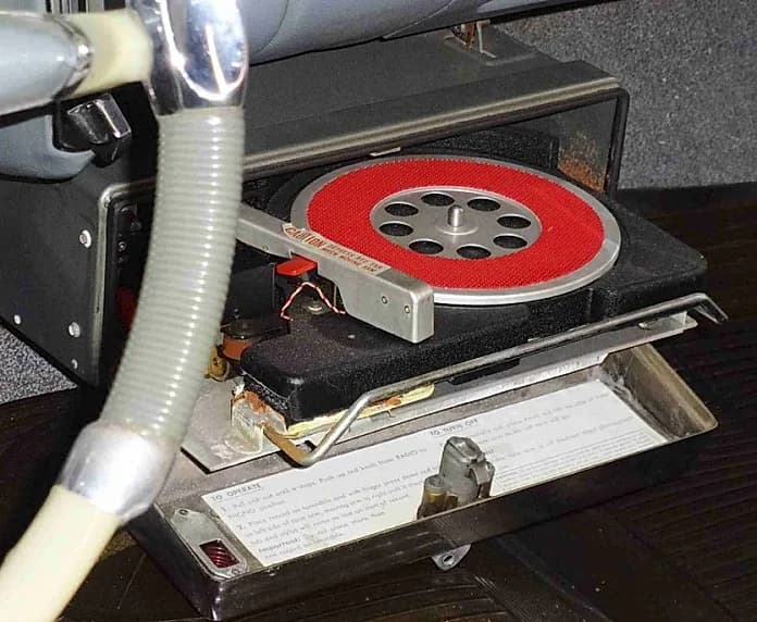 Long live the record player! Earlier this year, vinyl records outsold CDs for the first time in 34 years. So to celebrate, let’s have a look at an early attempt to bring vinyl recordings into cars.